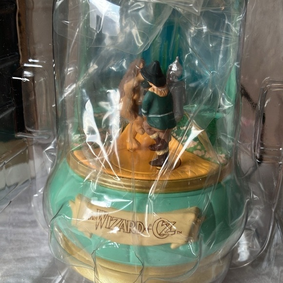 Hallmark: 1996 Keepsake Ornament- Emerald City- The Wizard of Oz- Light, Motion - Picture 8 of 16
